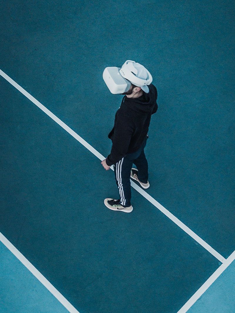 Chico con gafas de realidad aumentada